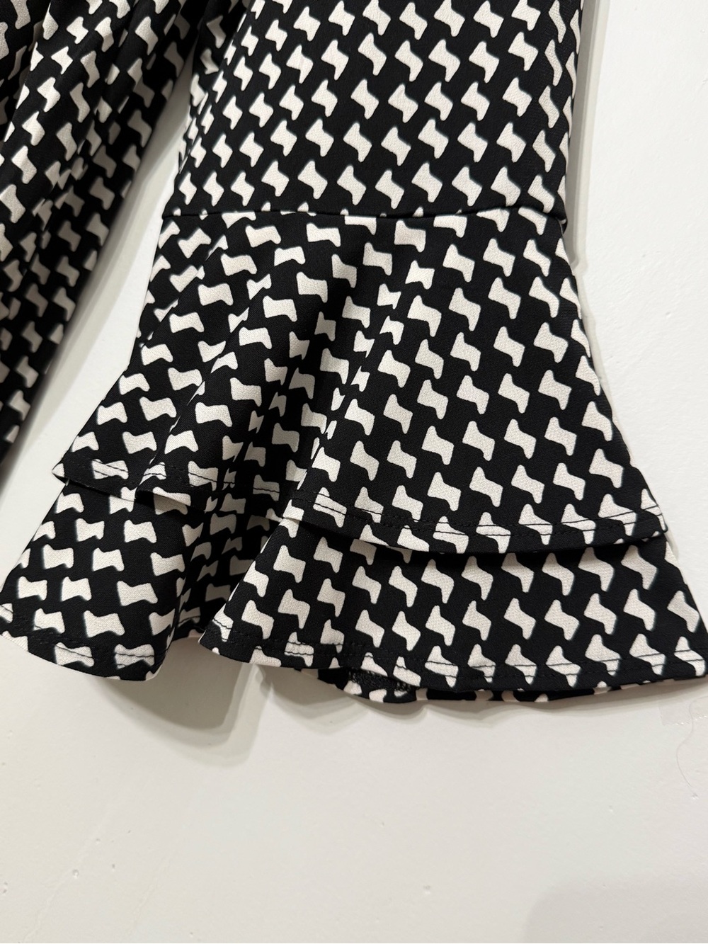Susan Graver Liquid Knit Stretchy Top Geometric Tiered Flare Flounce Sleeves 2X - Picture 3 of 7